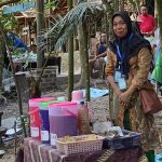 Penjual sedang melayani pembeli di Pasar Tumpah Pringgodani Balikpapan (Foto Dok borneonusantara.com)
