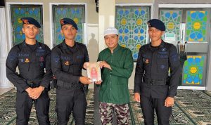 Batalyon A Brimob Kaltim Berbagi Al Quran Dukung Pendidikan Keagamaan